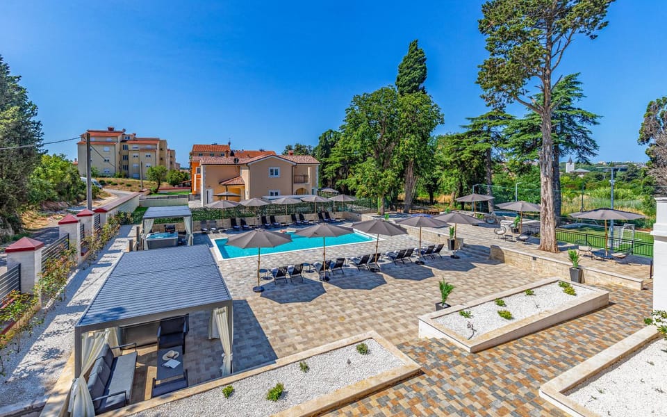 Day, Natural landscape, Pool view, Swimming pool, Location, sunbed