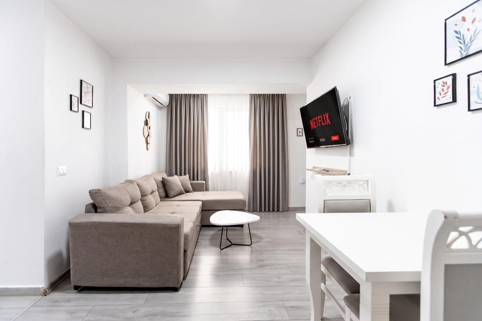 Communal lounge/ TV room, TV and multimedia, Living room, Seating area, Dining area, Evening entertainment
