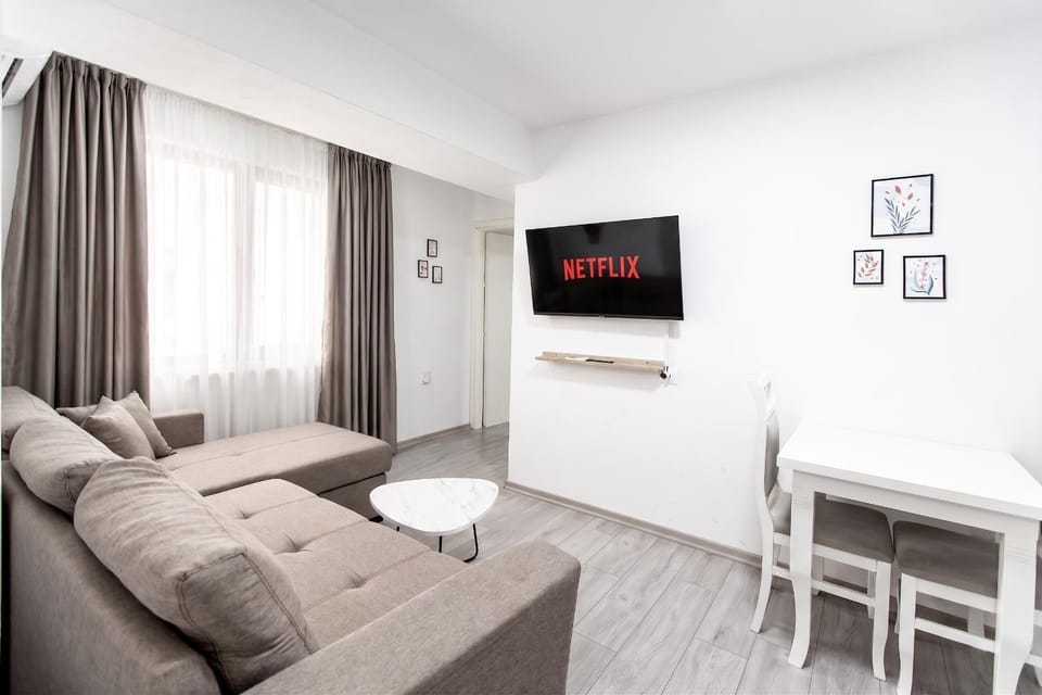 Communal lounge/ TV room, TV and multimedia, Living room, Seating area, Dining area, Evening entertainment