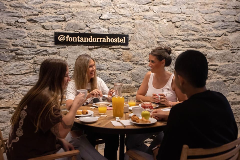 Food and drinks, Dining area, Breakfast, group of guests