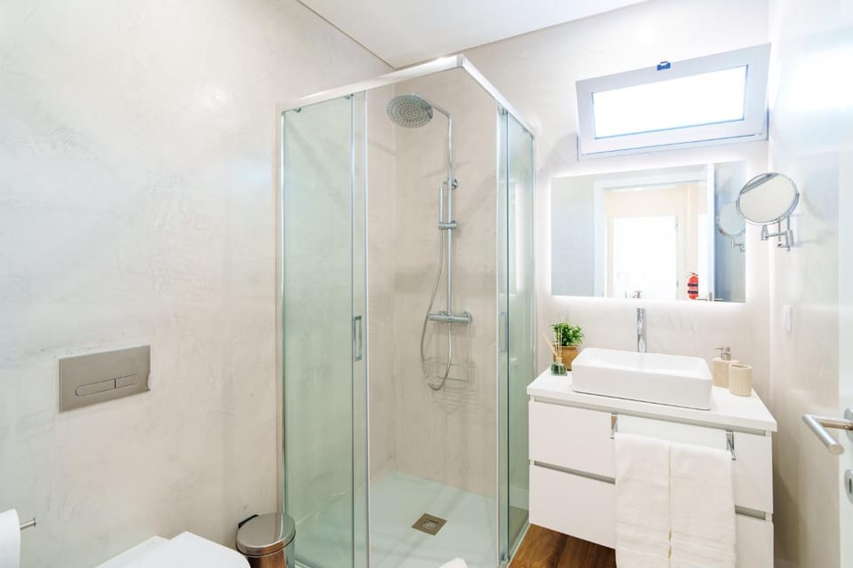 Shower, Toilet, Bathroom, towels