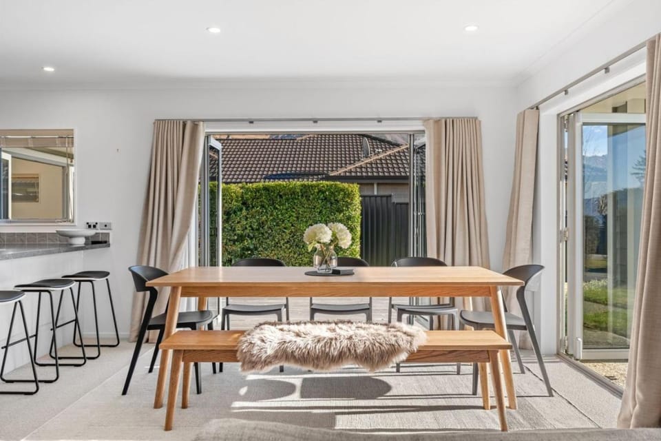 4 Bedroom Holiday Home House in Wanaka