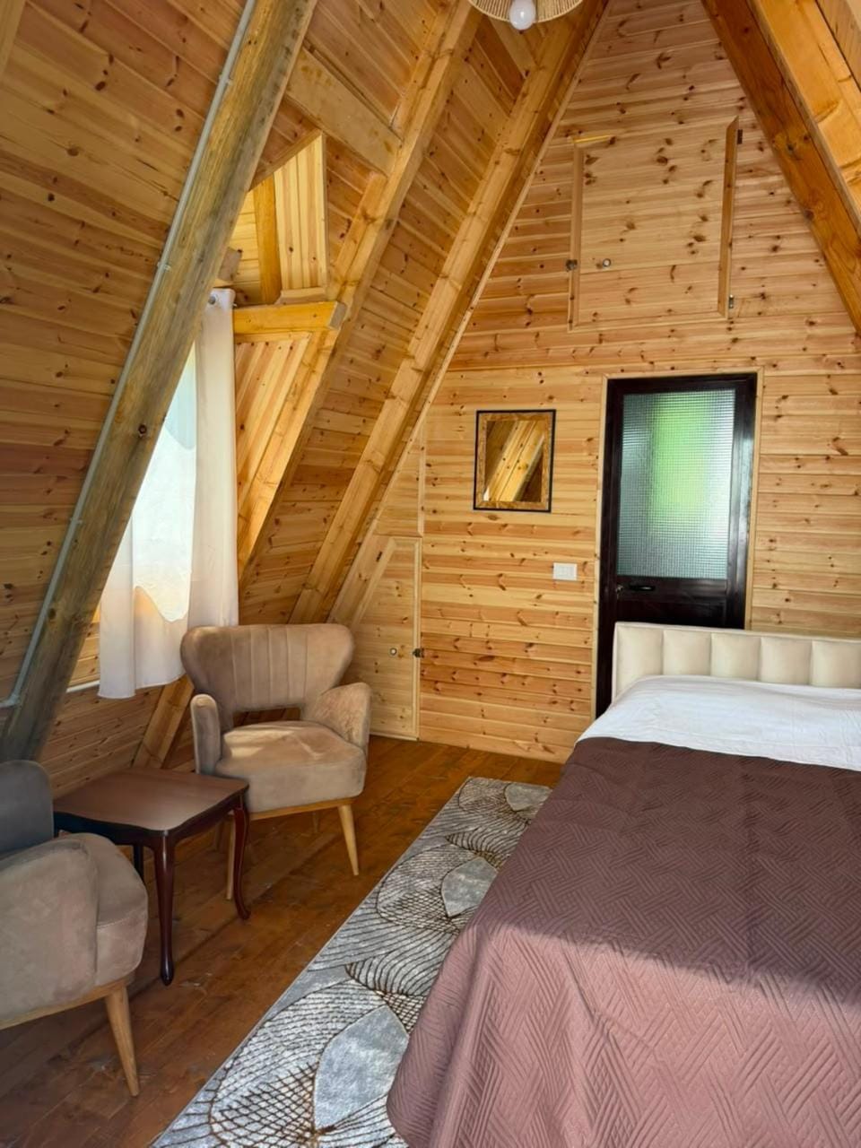 Communal lounge/ TV room, Bed, TV and multimedia, Living room, Photo of the whole room, Seating area, Evening entertainment, Bedroom