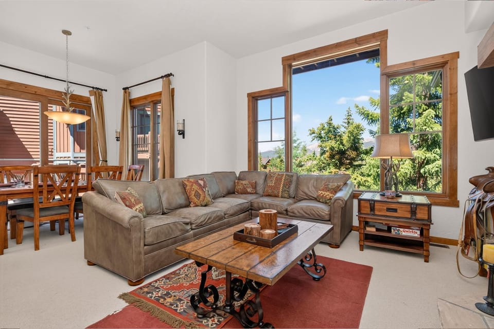 Day, View (from property/room), Living room, Mountain view, furniture