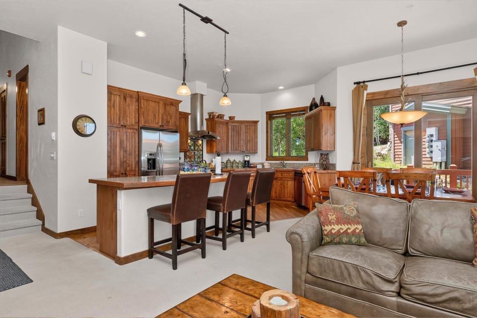 Day, TV and multimedia, Kitchen or kitchenette, Living room, Seating area, Dining area, furniture
