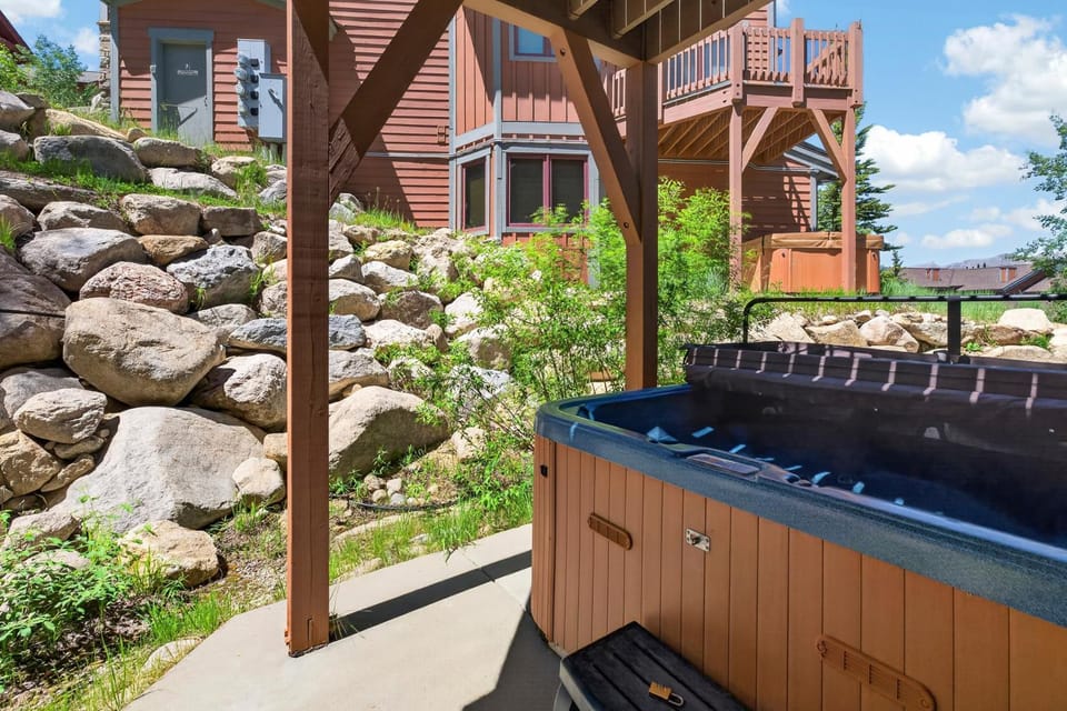 Property building, Patio, Day, Natural landscape, Summer, Garden, Hot Tub, Balcony/Terrace