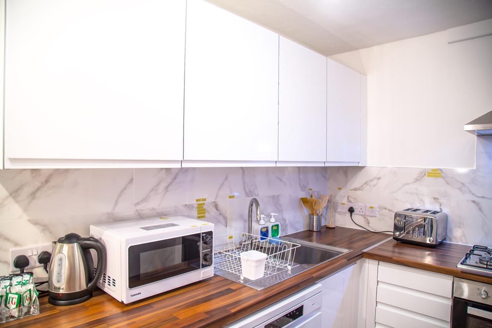 Coffee/tea facilities, Kitchen or kitchenette, stove, toaster