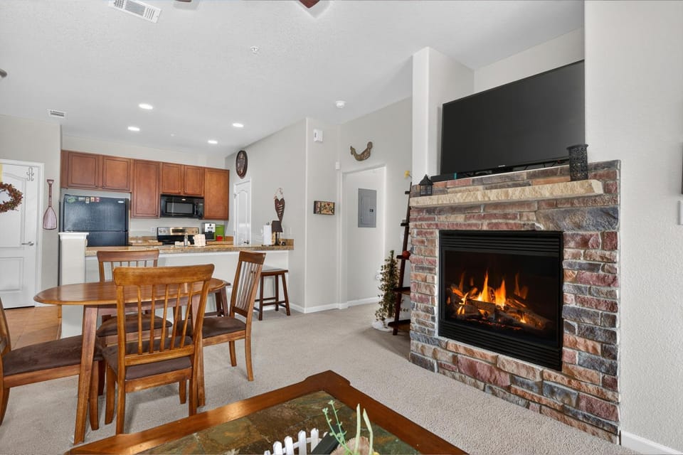 Bed, Day, TV and multimedia, Kitchen or kitchenette, Living room, Seating area, Dining area, Bedroom, fireplace, furniture, microwave, oven, stove, towels, kitchen, air conditioner