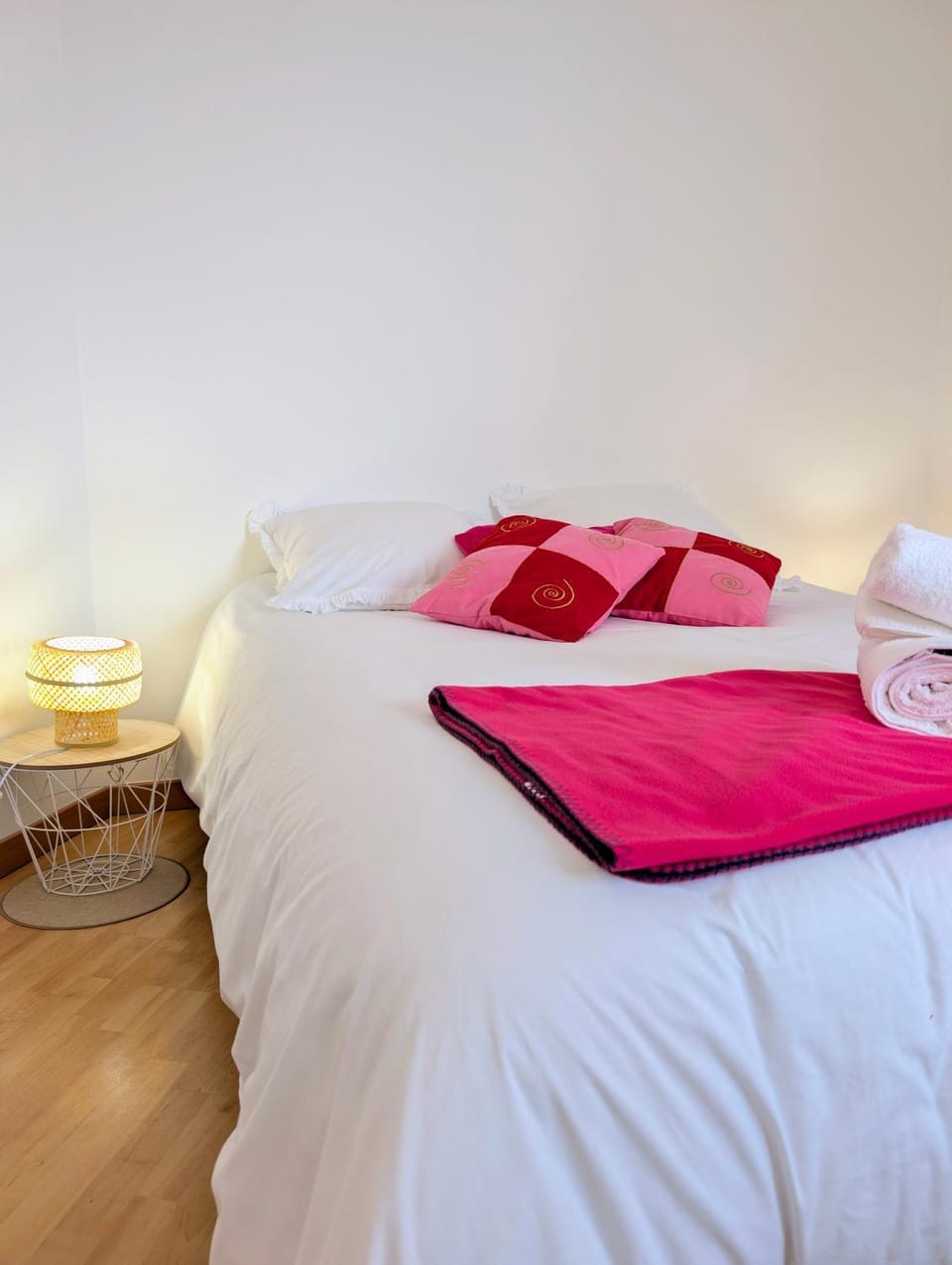 Bed, Bedroom, towels