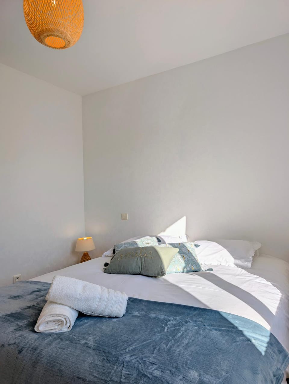 Bed, Bedroom, towels