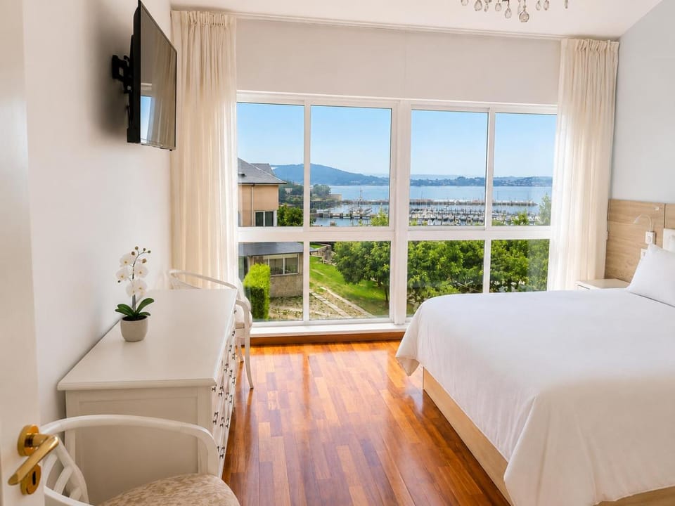 Bed, Natural landscape, TV and multimedia, Photo of the whole room, Bedroom, Sea view