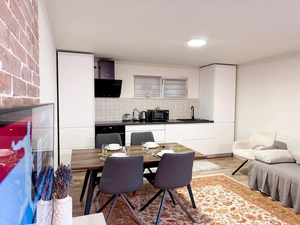 The Quiet Courtyard-Parking, 2 Bdr Apart, Garden Apartment in Cluj-Napoca