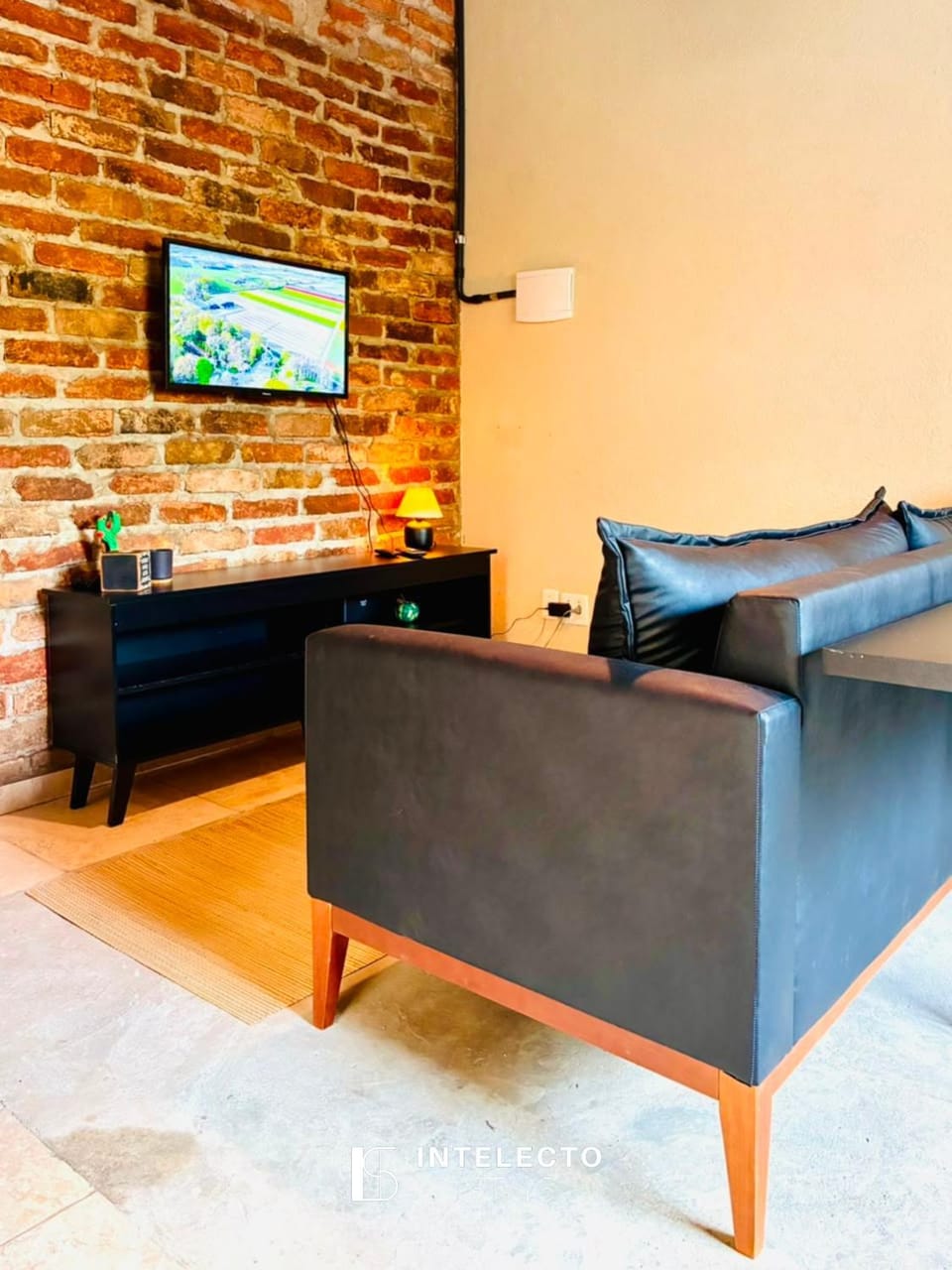 TV and multimedia, Living room, Seating area, Evening entertainment