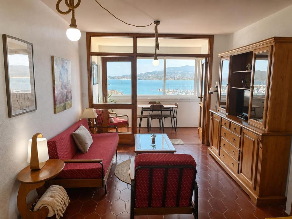 Natural landscape, TV and multimedia, Living room, Seating area, Dining area, Sea view