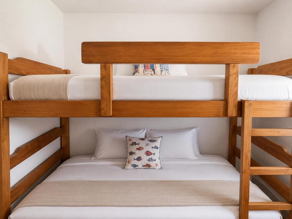 Bedroom, bunk bed, towels