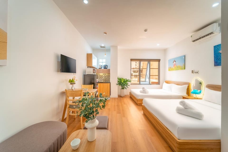Bed, TV and multimedia, Photo of the whole room, Seating area, Bedroom, towels, air conditioner