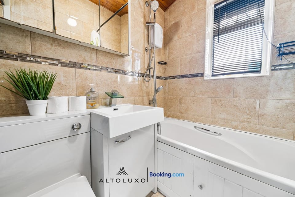 Bright Newport Home for Travel, Work and Contractors Ideal for Long Stay by AltoLuxo Apartment in Newport