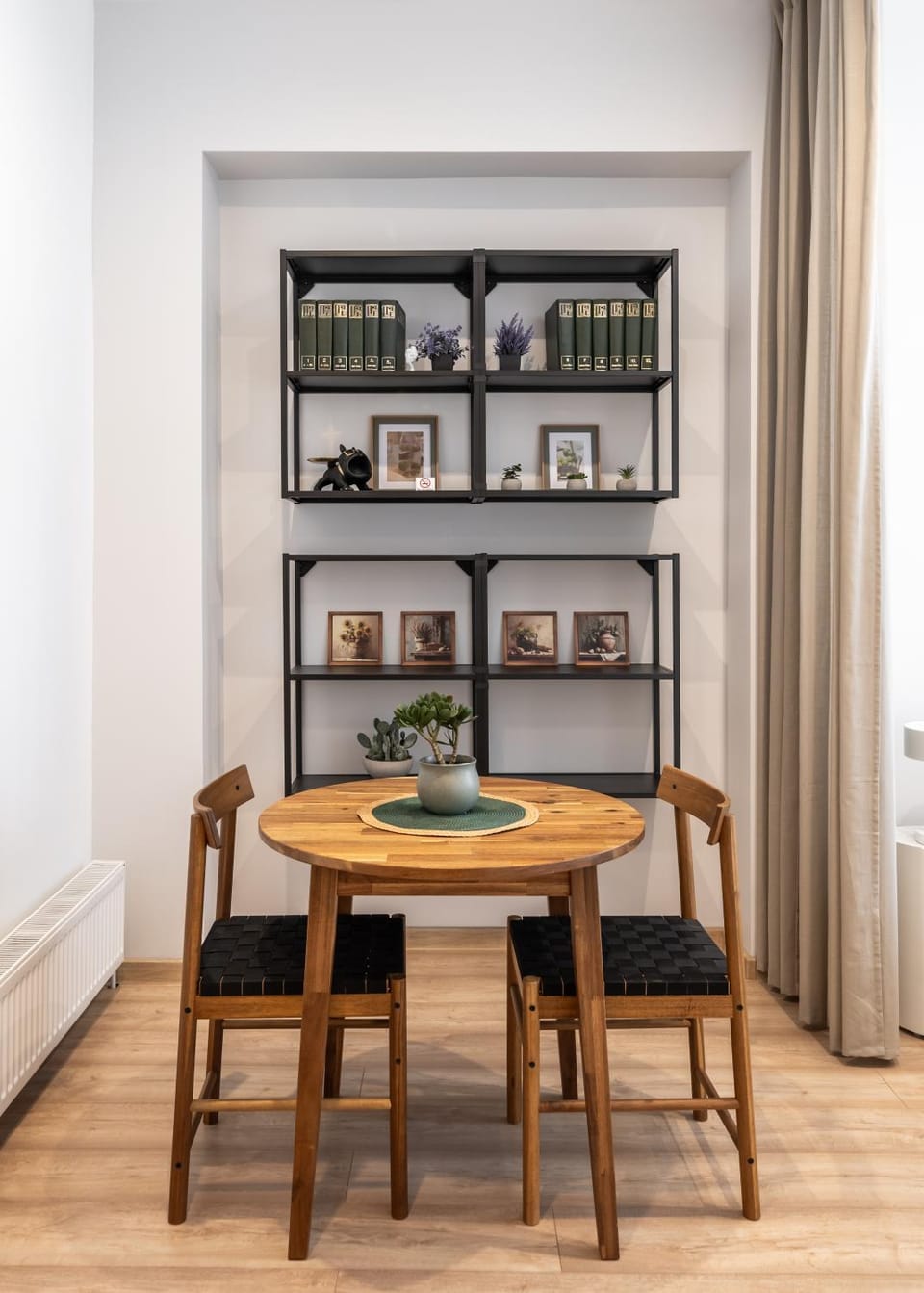 Seating area, Dining area