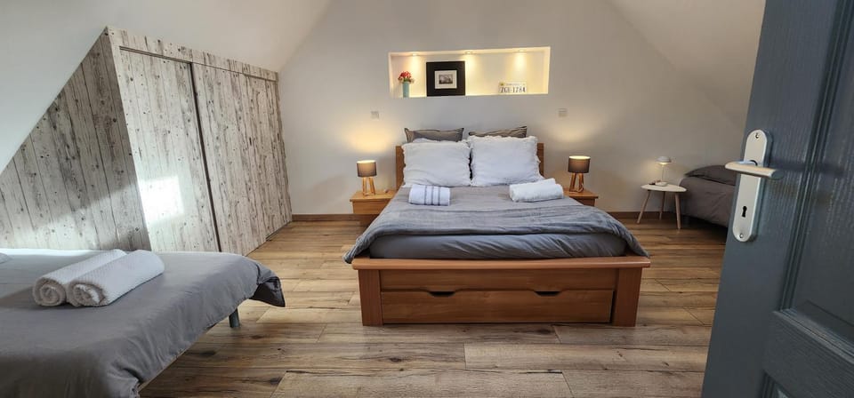 Bed, Photo of the whole room, Bedroom, towels