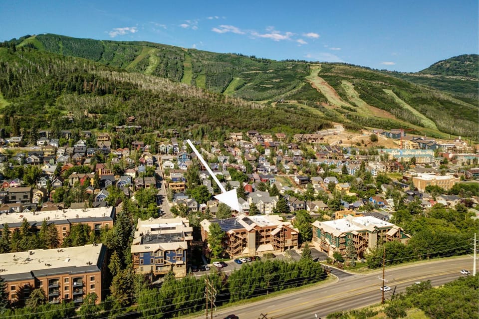 Property building, Day, Neighbourhood, Natural landscape, Bird's eye view, Summer, Ski School, Skiing, Mountain view