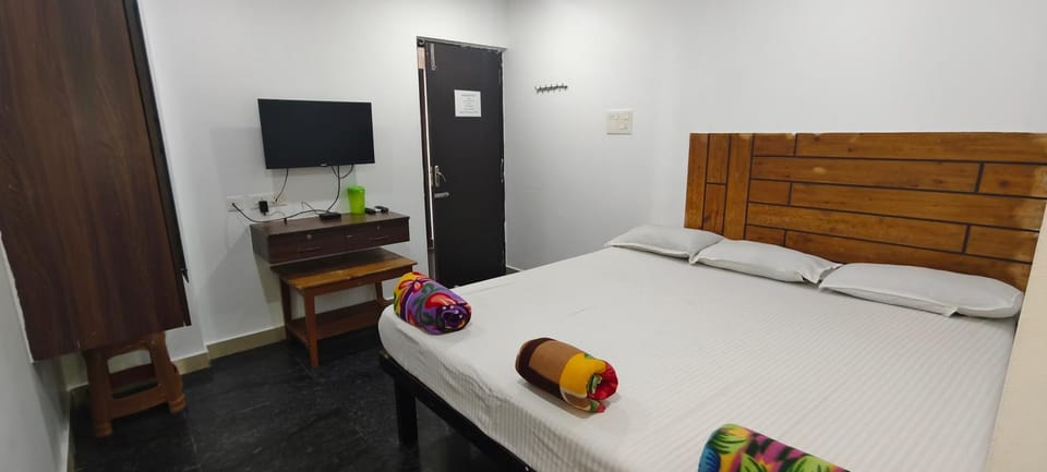 Bed, TV and multimedia, Photo of the whole room, Bedroom