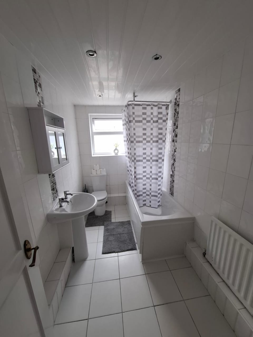 Alice Place 4BR WiFi free parking smart tv House in Sunderland