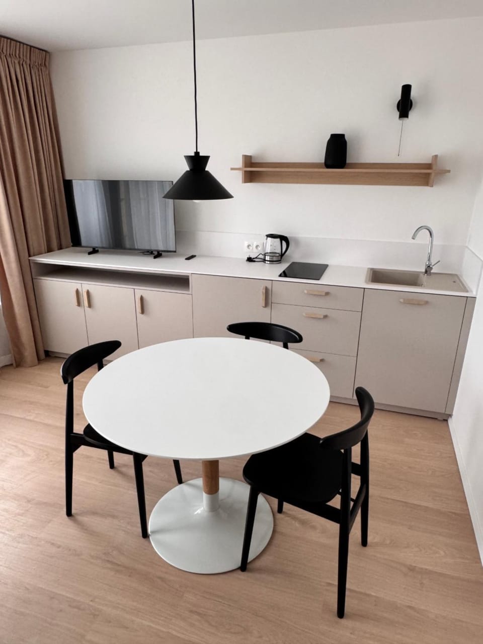 Kitchen or kitchenette, Dining area