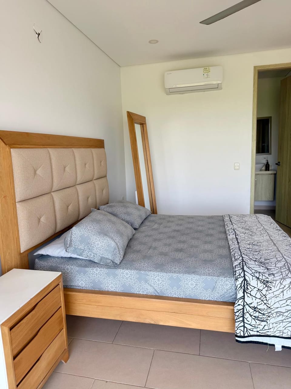 Bedroom, air conditioner