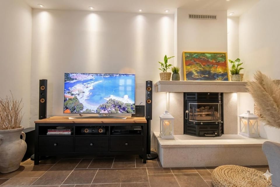 TV and multimedia, Living room, fireplace