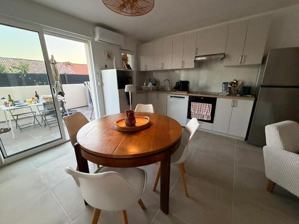 Kitchen or kitchenette, Dining area