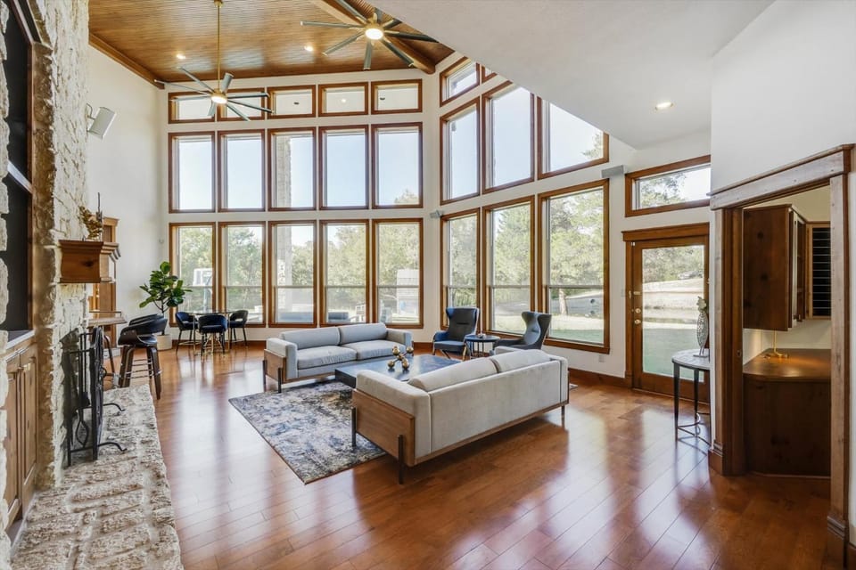 22-Acres Mansion - Backyard Oasis & Entertainment House in Garland