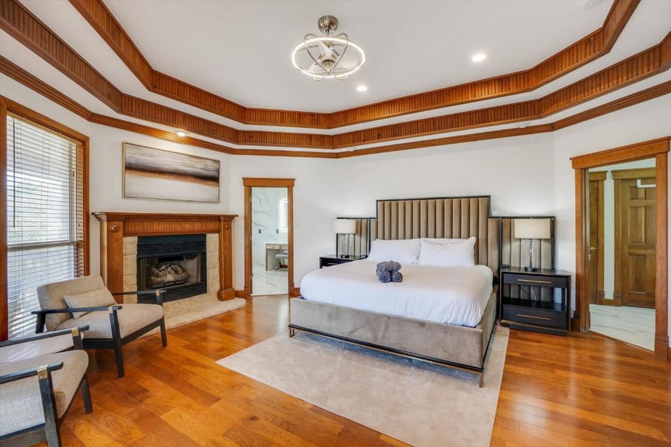 22-Acres Mansion - Backyard Oasis & Entertainment House in Garland
