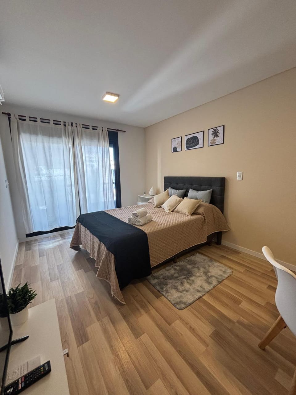 Bed, towels