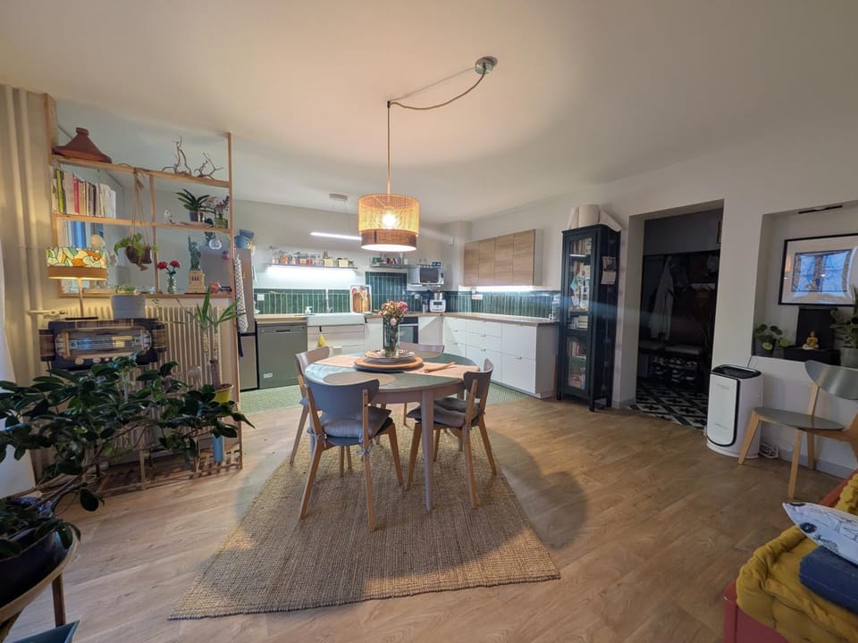 Communal lounge/ TV room, Kitchen or kitchenette, Living room, Seating area, Dining area, Evening entertainment