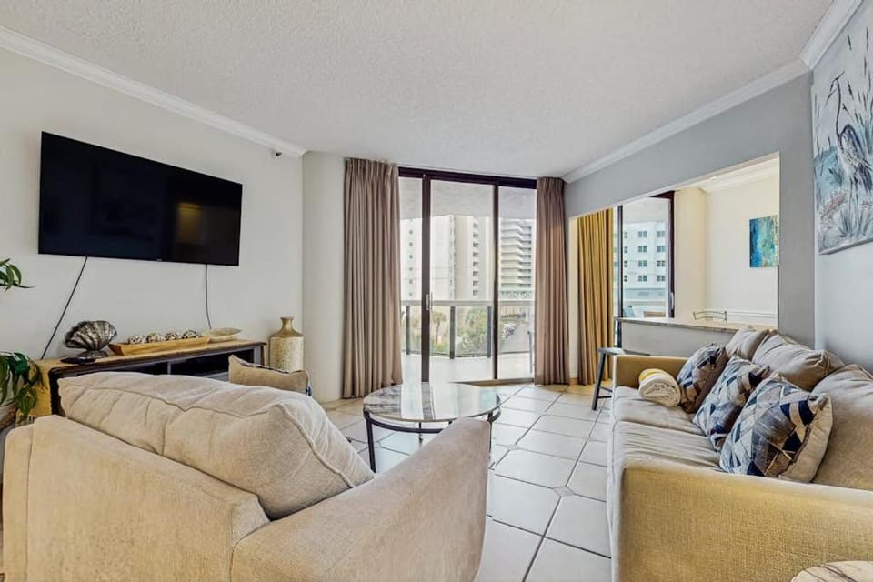 Updated Gulf view condo with resort pool hot tub gym & beach bar House in Miramar Beach