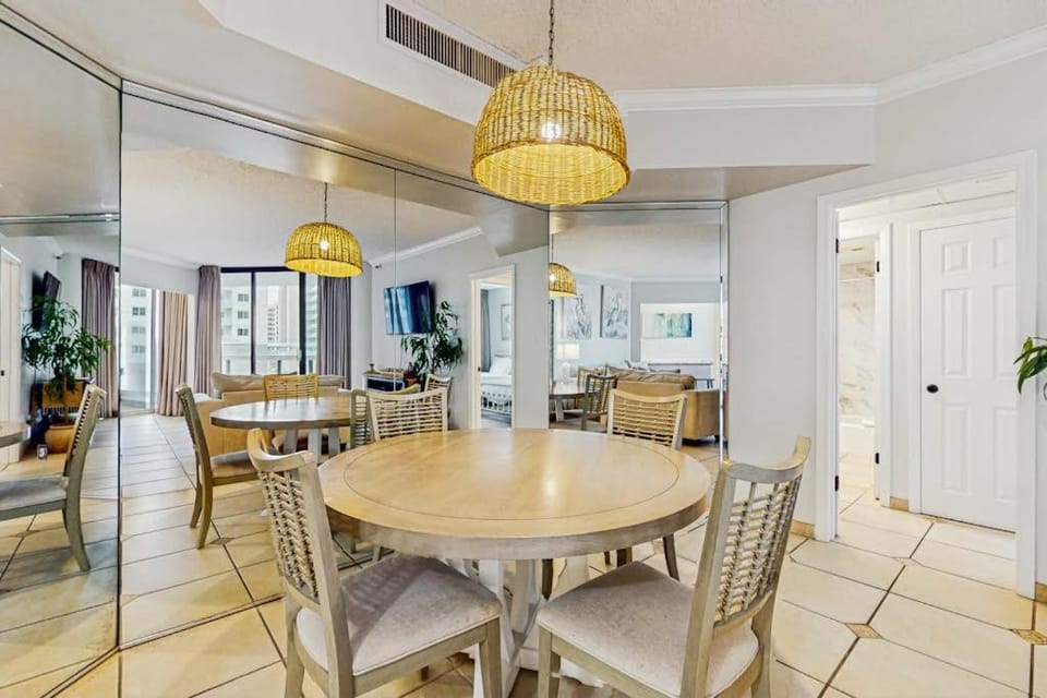 Updated Gulf view condo with resort pool hot tub gym & beach bar House in Miramar Beach