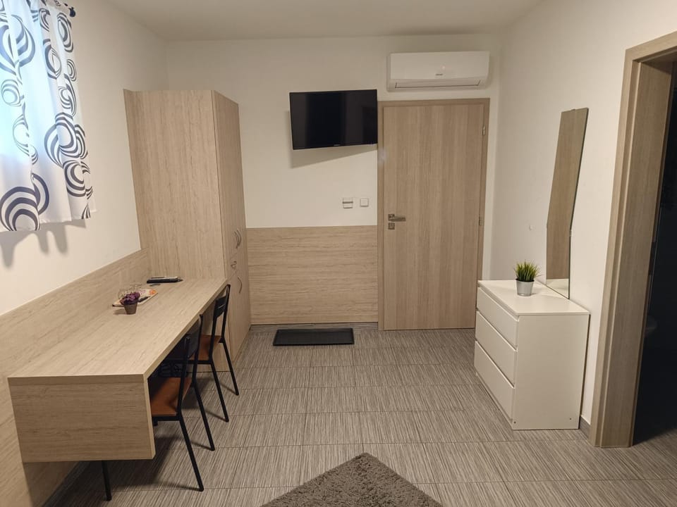 TV and multimedia, Seating area, wardrobe