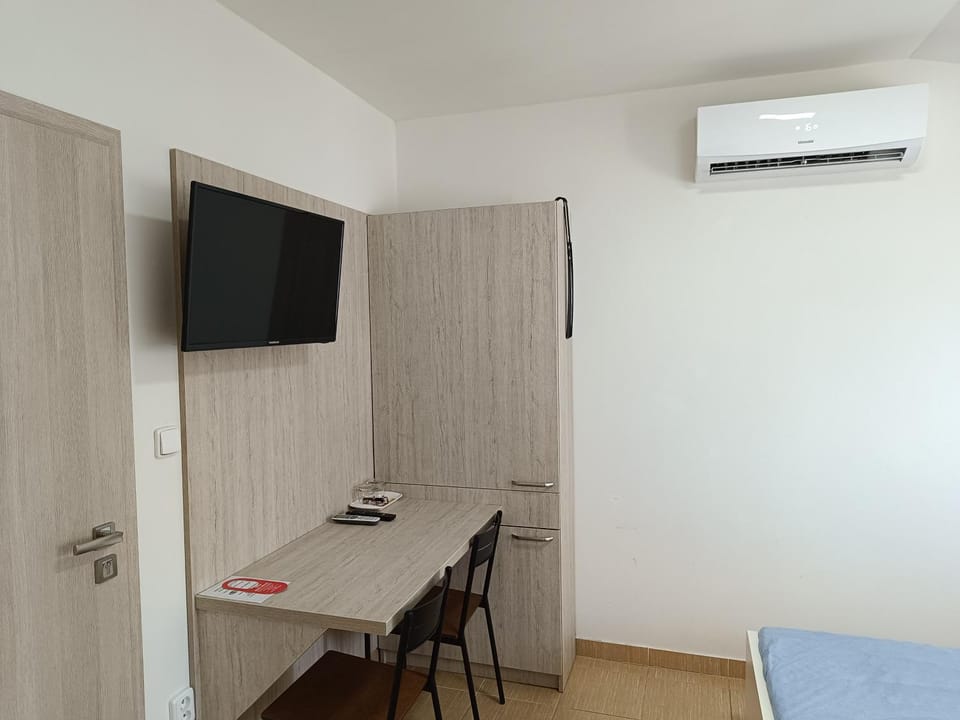 TV and multimedia, Photo of the whole room, air conditioner