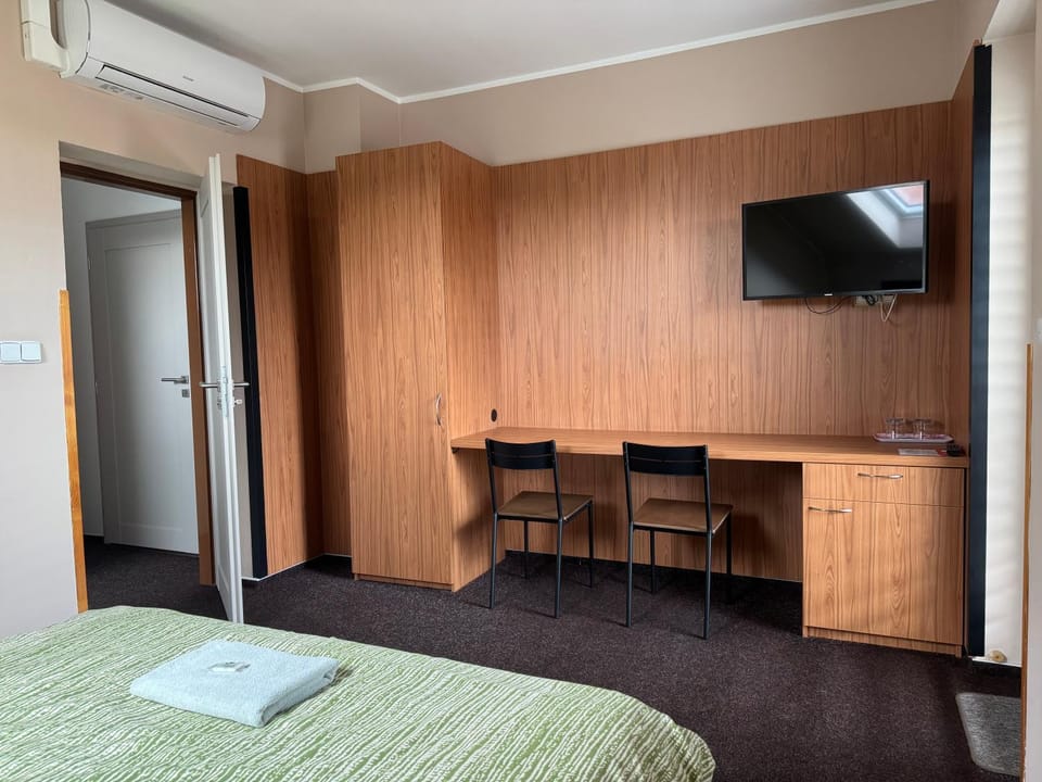 TV and multimedia, Photo of the whole room, air conditioner