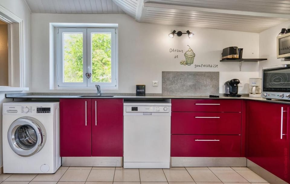 Coffee/tea facilities, Kitchen or kitchenette, dishwasher, oven, stove, toaster, washing machine