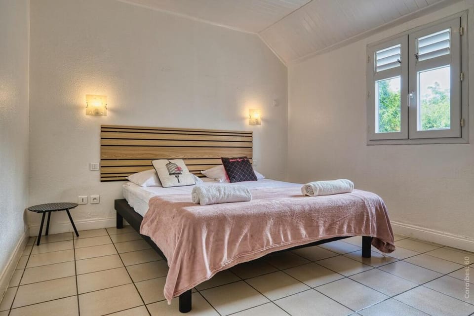 Bed, Photo of the whole room, Bedroom, towels