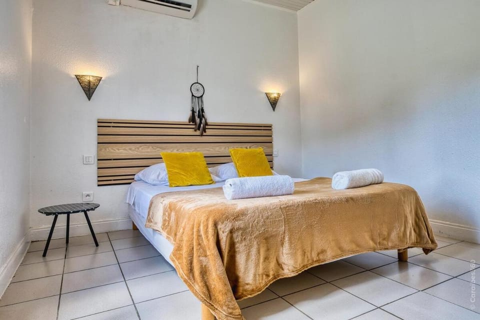 Bed, Photo of the whole room, Bedroom, towels, air conditioner