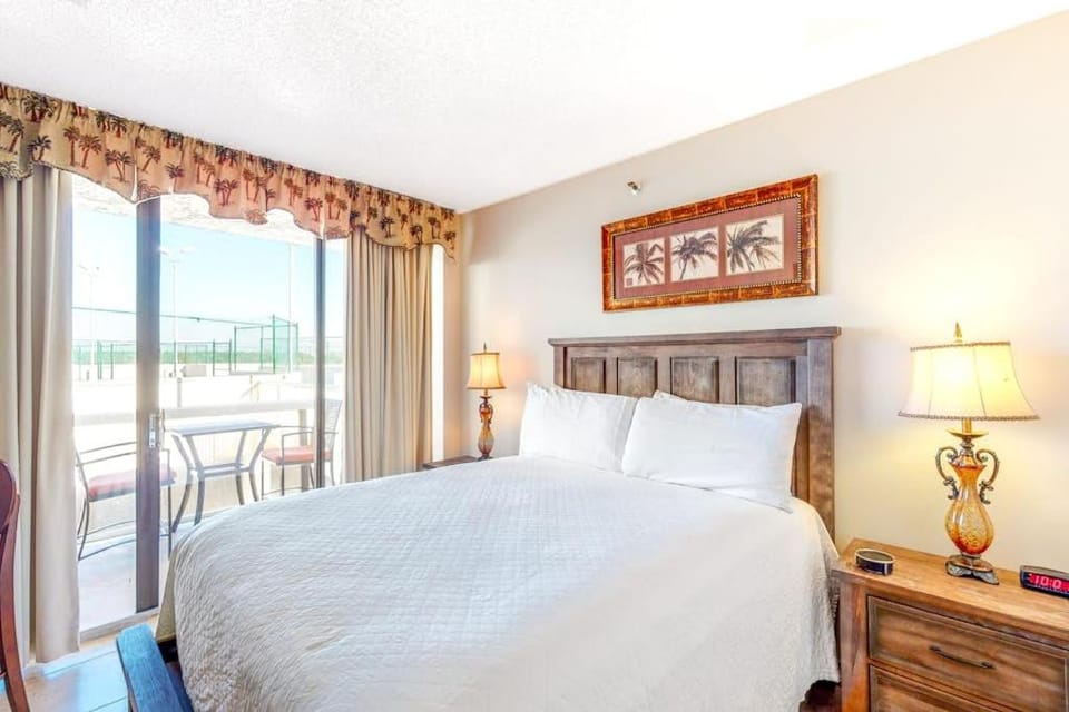 Coastal efficiency with shared pool hot tub tennis & easy beach access Apartment in Miramar Beach