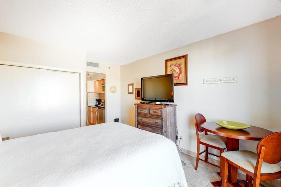 Coastal efficiency with shared pool hot tub tennis & easy beach access Apartment in Miramar Beach