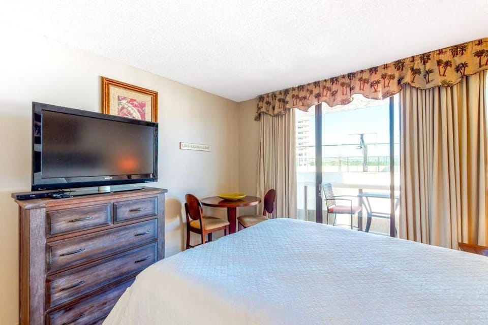 Coastal efficiency with shared pool hot tub tennis & easy beach access Apartment in Miramar Beach