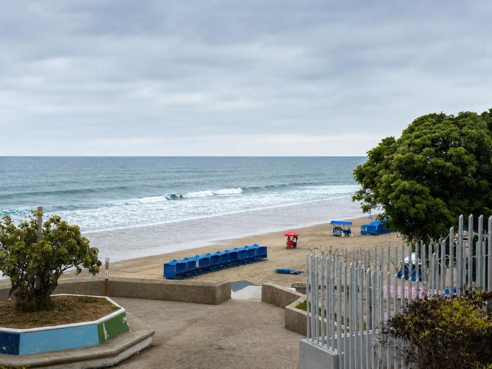 Suite steps from Playa Murciélago In front of the mall Apartment in Manta