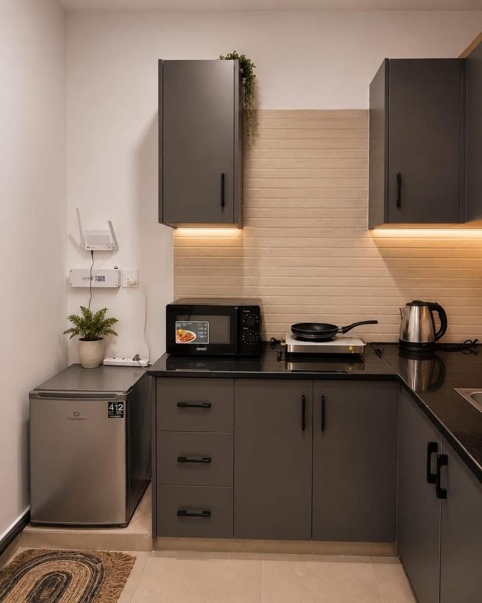 Coffee/tea facilities, Kitchen or kitchenette, stove