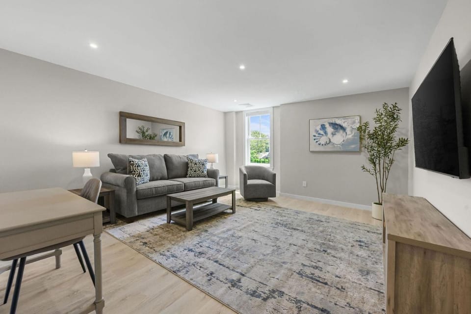 Charming Cape Apartment Walk to Beach & Town Apartment in Harwich