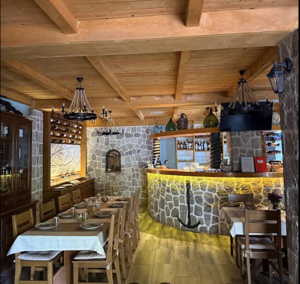 Restaurant/places to eat, Restaurant/places to eat