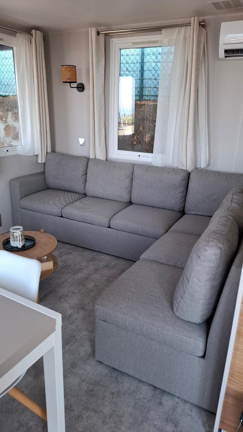 Lodge à St Raphaël dans le domaine de l'île d'Or Campground/ 
RV Resort in Saint-Raphael